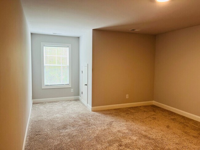 Building Photo - ***MOVE IN SPECIAL*** Wow! Perfect 4 bedro...