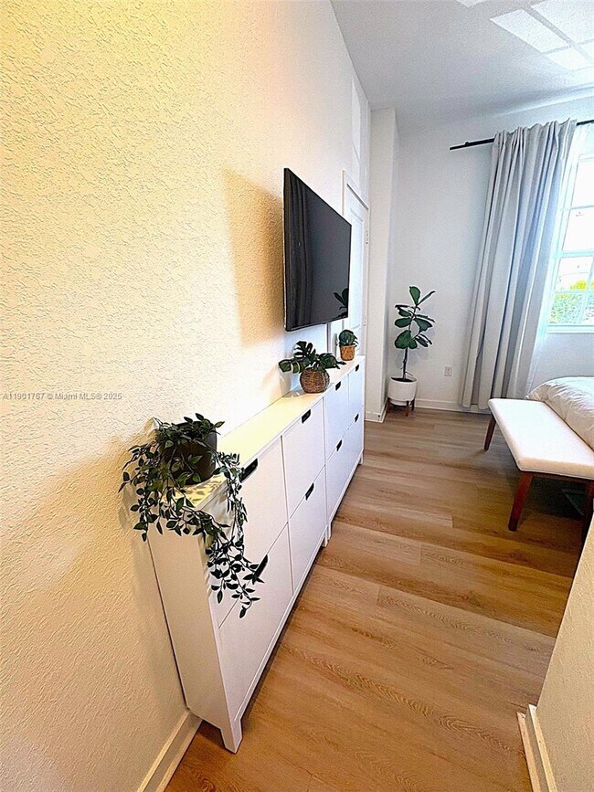 Building Photo - 476 NE 5th St