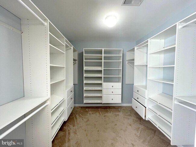 Building Photo - 20871 Freedom Run Dr