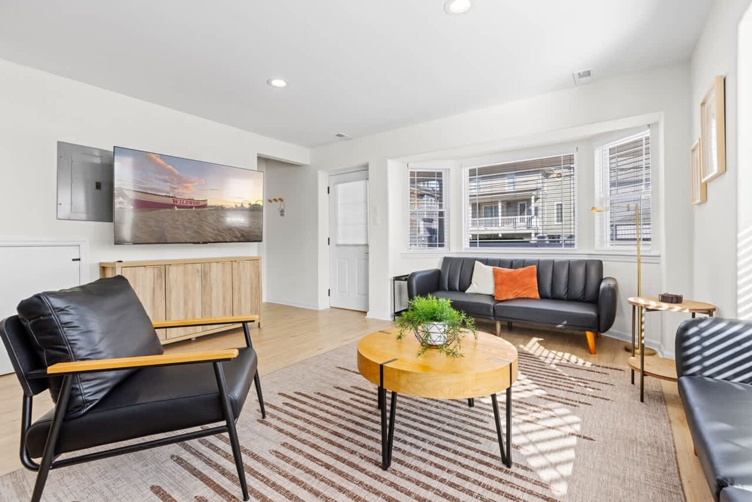 Building Photo - 142 E Youngs Ave