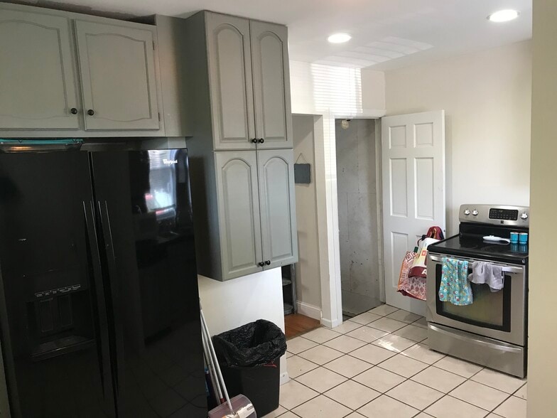 Kitchen - 419 E Lane Ave