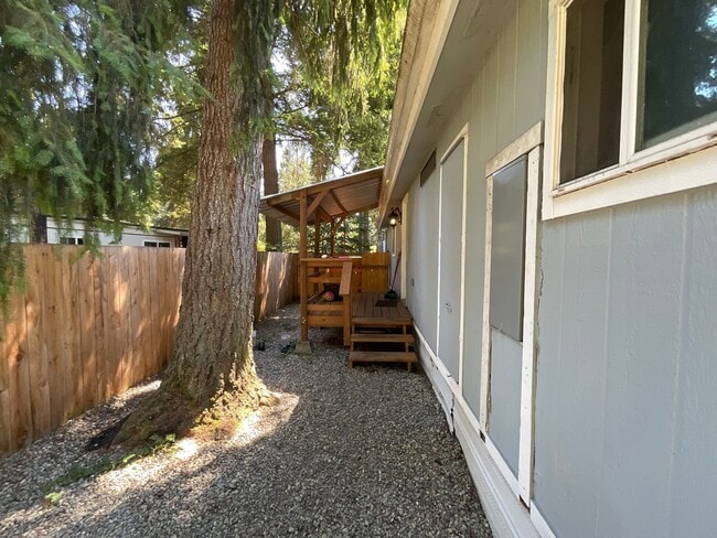 Building Photo - Charming 2 bedroom 2 bath house in Nisqual...