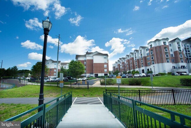 Building Photo - 350 W Elm St