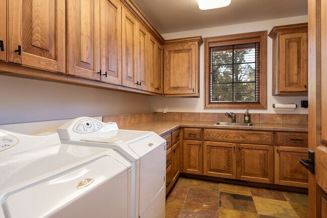 Building Photo - Stunning Furnished Estate in Pronghorn