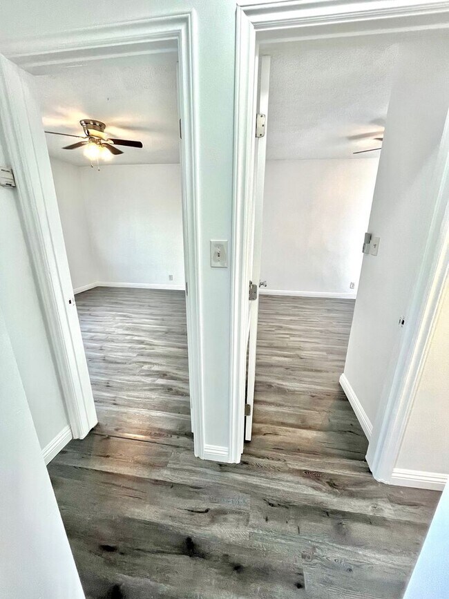 Building Photo - Small