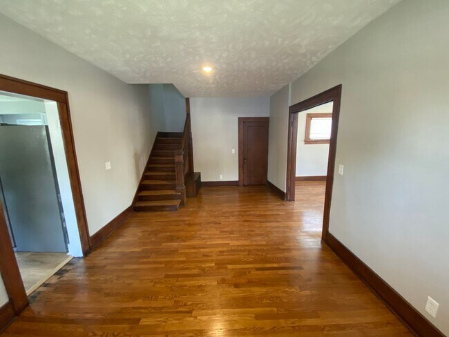 Building Photo - Fully Remodeled 3Bedroom House!