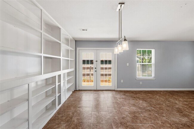 Building Photo - 7000 Shannon Dr