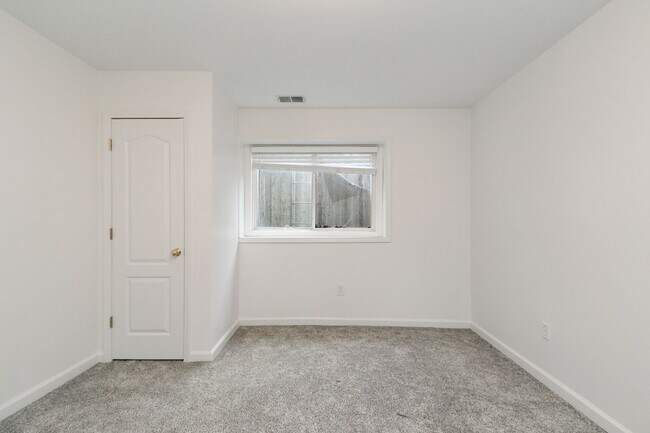 Building Photo - Large Family home For rent!