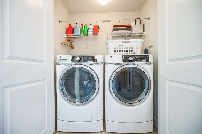 Building Photo - Gorgeous Conshohocken 3 Bedroom, 2.5 Bath END Unit Townhome With Amazing Views!