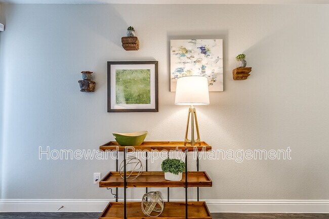 Building Photo - 3809 Huntington Dr