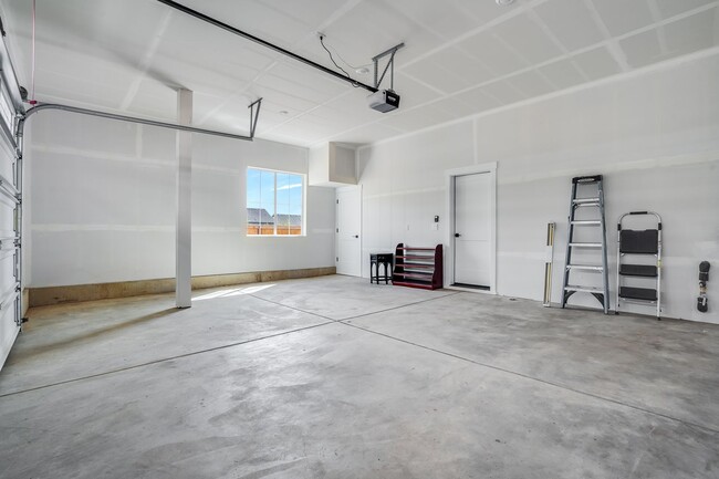 Building Photo - Beautiful New Build 4 Bed, 3 Bath Rental H...