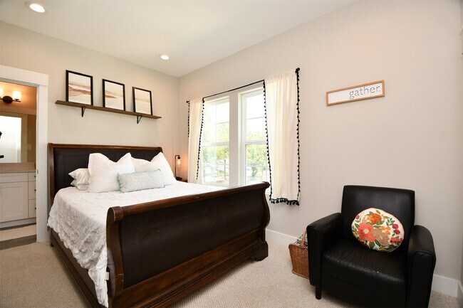 Building Photo - 1239 W Tidwell Rd