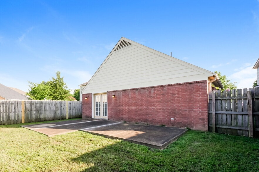 Building Photo - 7296 Green Ash Dr