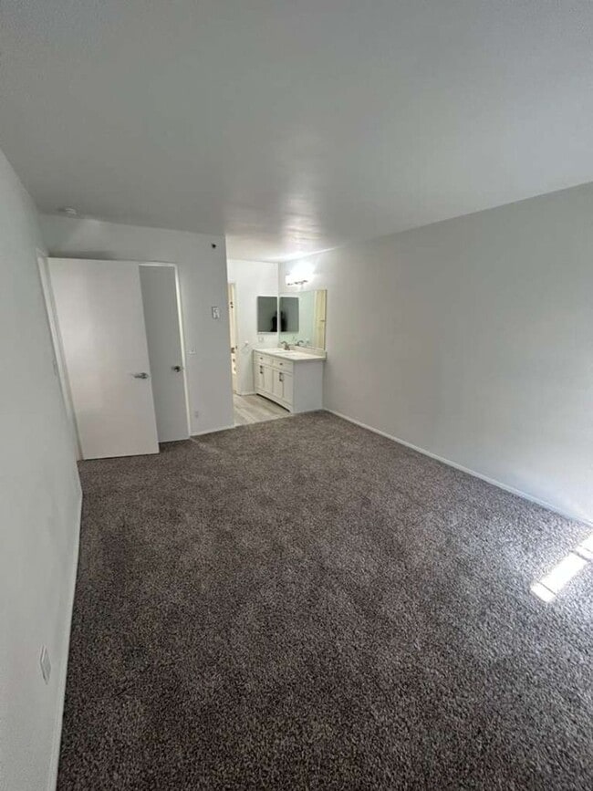Building Photo - Renovated and Spacious, 1 bed 1 bath condo on 2nd floor! Move In Ready! First Month Free Rent!