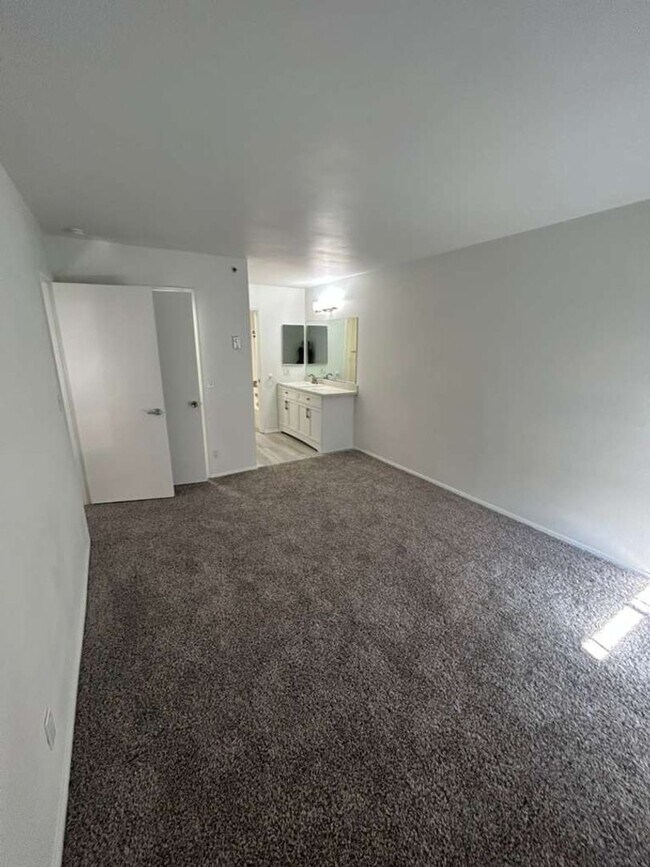 Building Photo - Renovated and Spacious, 1 bed 1 bath condo on 2nd floor! Move In Ready!