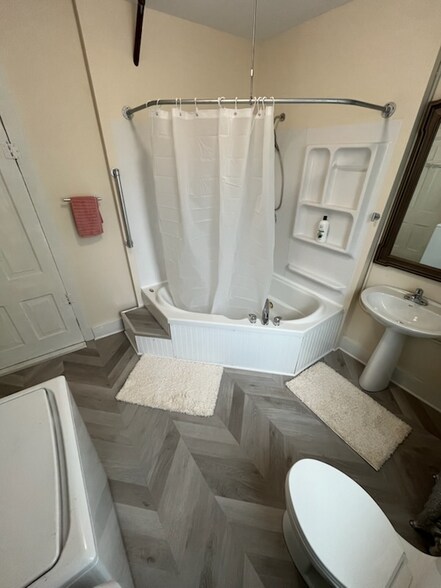 Building Photo - 714 E 17th St