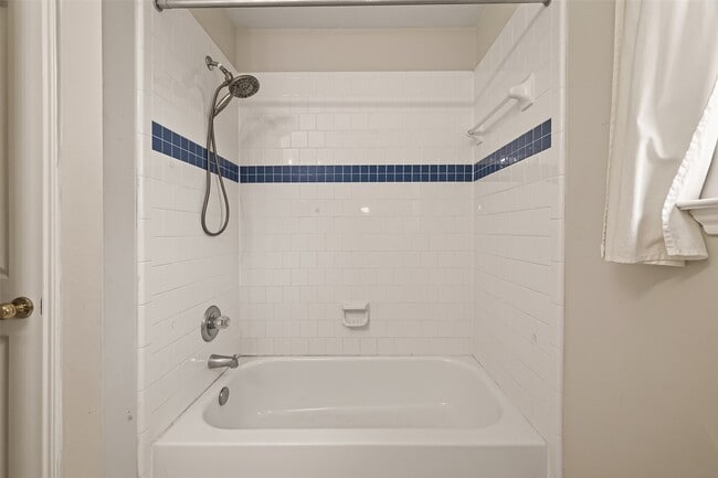 Building Photo - 3127 Edgewood Dr