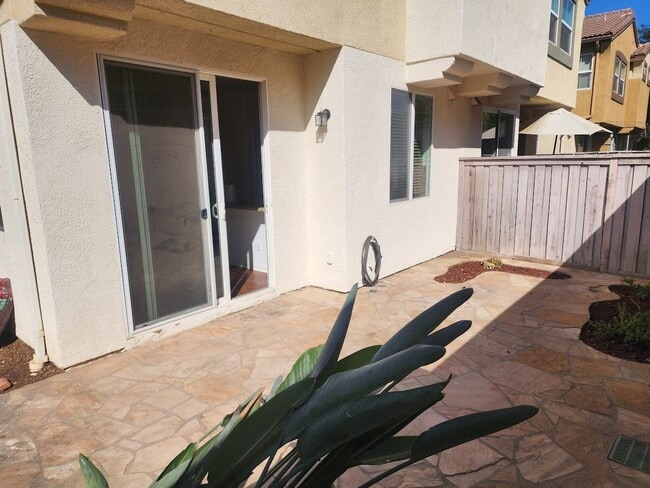 Building Photo - 2 Bedroom Townhome w/Attached 1 Car Garage...