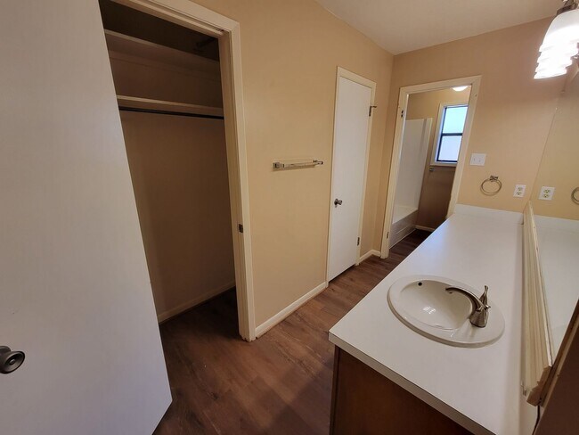 Building Photo - College Station - 3 bedroom / 2 bath / 2 car garage house with fenced in back yard.