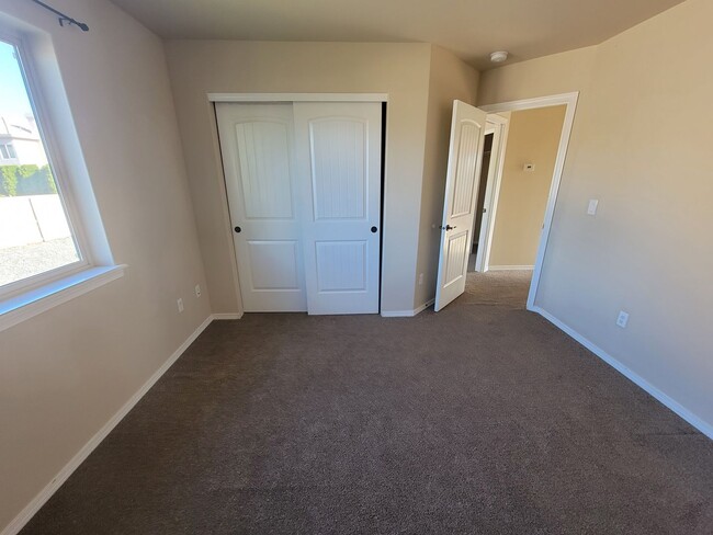 Building Photo - Gorgeous 5 bedroom in Quiet Kennewick Neig...