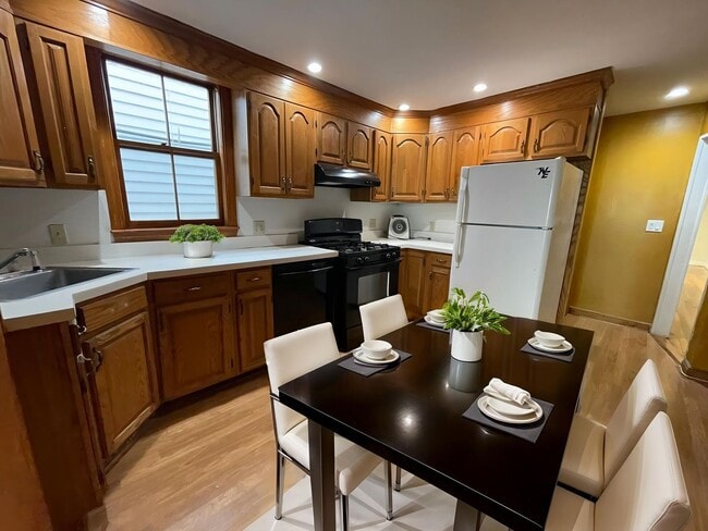 Building Photo - South Boston 5 Bed / 3 Bath – W/D in Unit – 9/1