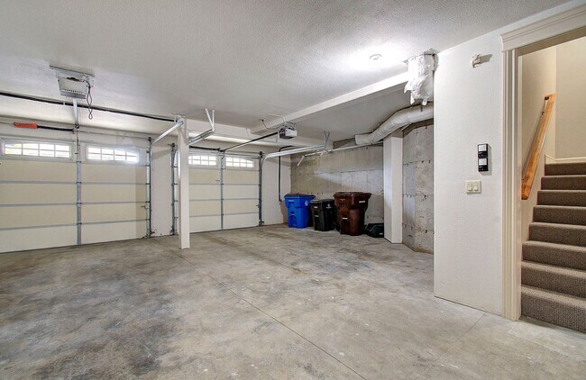 Building Photo - Beautiful 2 Story Town Home - Riverview Terrace Washougal!