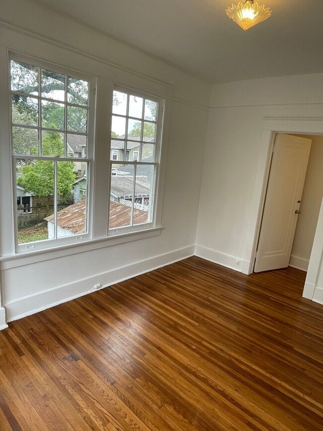 Building Photo - Huge 4BD/2.5BA with Sunroom and Backyard