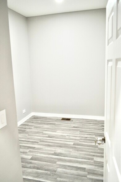 Building Photo - 522 W 81st St