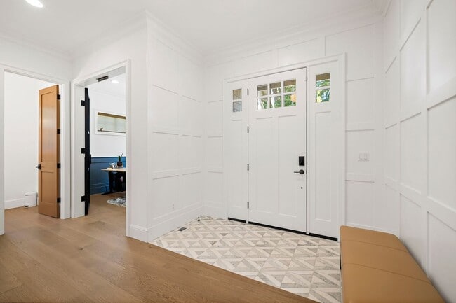 Building Photo - 4bd/4.75ba Bellevue House