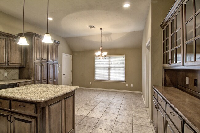 Building Photo - Spacious 3 bedroom/ Study -2264 sq ft.- Edmond Schools - Close to Quail Springs and Chisholm Cree...