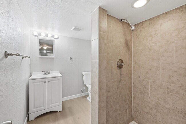 Building Photo - $2,240.95 with $300 Off the First Month's Rent, 5 Beds - 2 Bath, Triplex in Littleton with Shared...