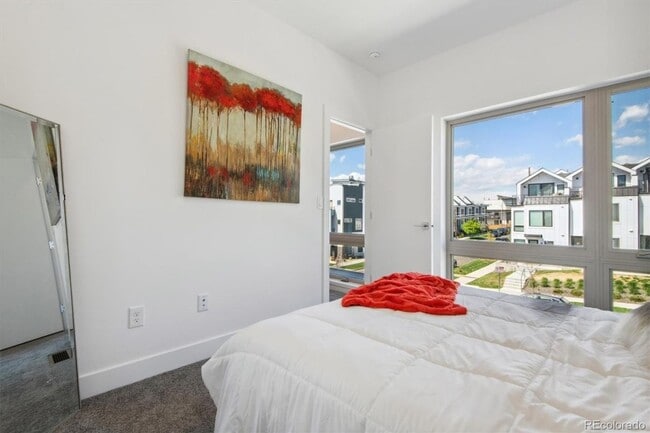 Building Photo - Brand New Build Townhome with Rooftop and ...