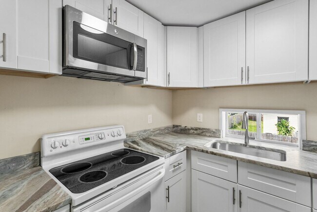 Building Photo - REDUCED Rent $2150.... 3 bed/2 bath Split Level, NEW downstairs addition, lots of extras *READY**...