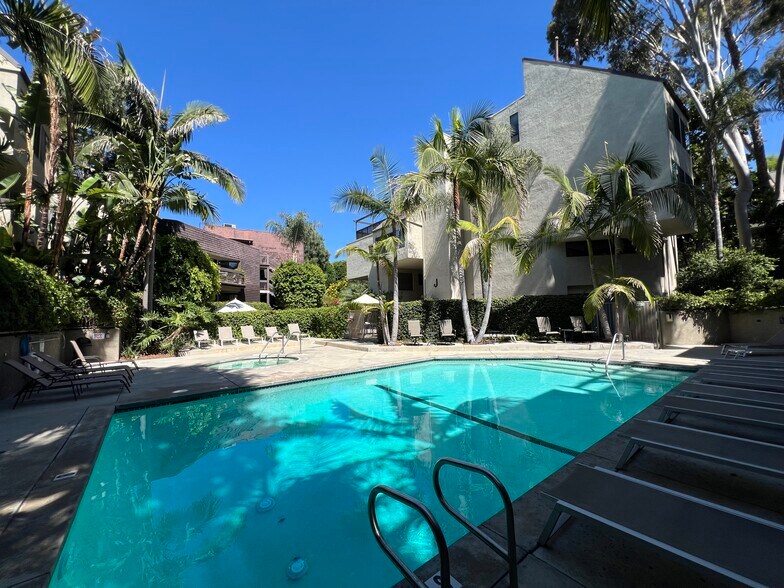 Building Photo - 950 N Kings Rd