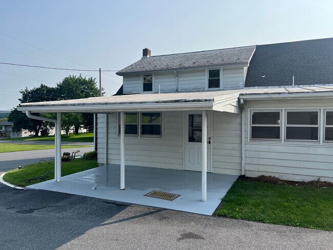 Building Photo - Spacious 5-Bedroom Home in East Cocalico T...