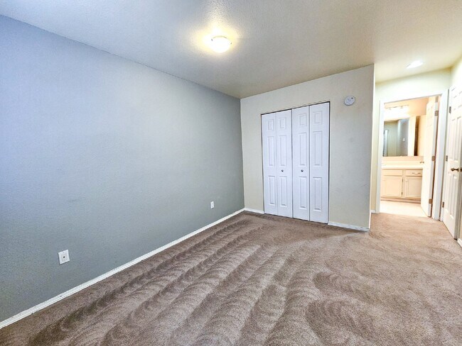 Building Photo - Coming Soon! Cozy top floor 2 Bed, 2 Bath ...