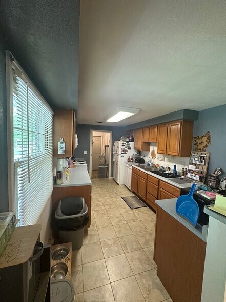 Building Photo - 710 Robindale Dr