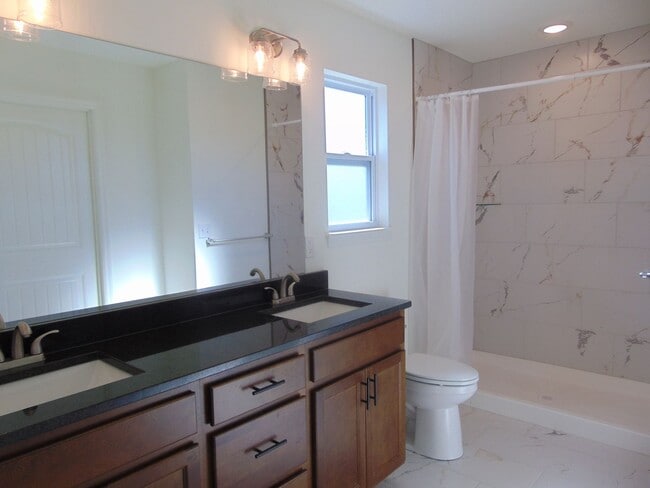 Building Photo - Sensational 3 Bed 2 Bath House!