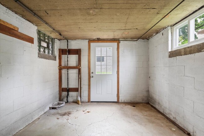 Building Photo - 3635 Poplar Ave