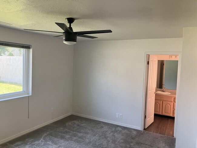 Building Photo - 3 Bed 2 Bath Single Level Patio Home