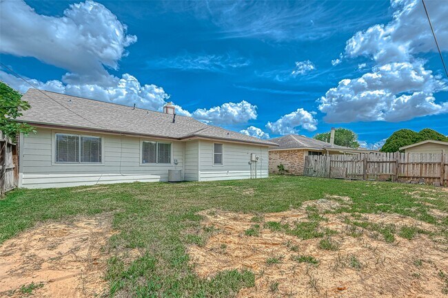 Building Photo - 16319 La Luna Dr