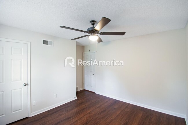 Building Photo - Newly Renovated 5/3 in Wonderful Bartlett ...