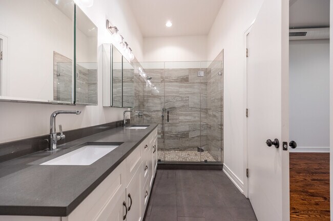 Building Photo - 2500 W Chicago Ave