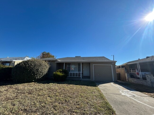 Building Photo - Charming Single Story 2-Bedroom Home in Ma...