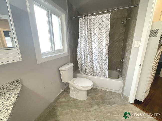 Building Photo - Two Bedroom Unit in Duplex with Garage Space and Washer and Dryer