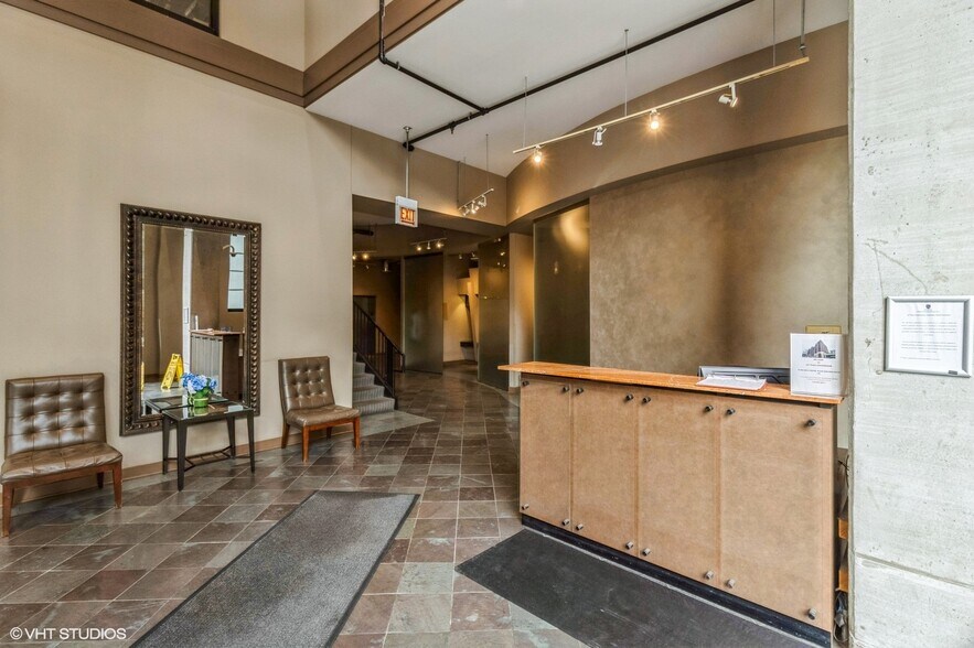 Building Photo - 844 W 15th Pl
