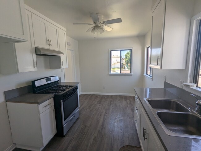 Building Photo - 727 Portola Ave