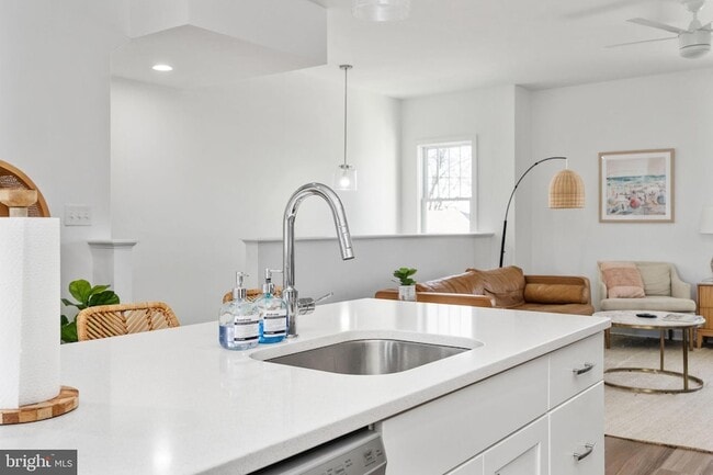 Building Photo - 308 Douglas Ave