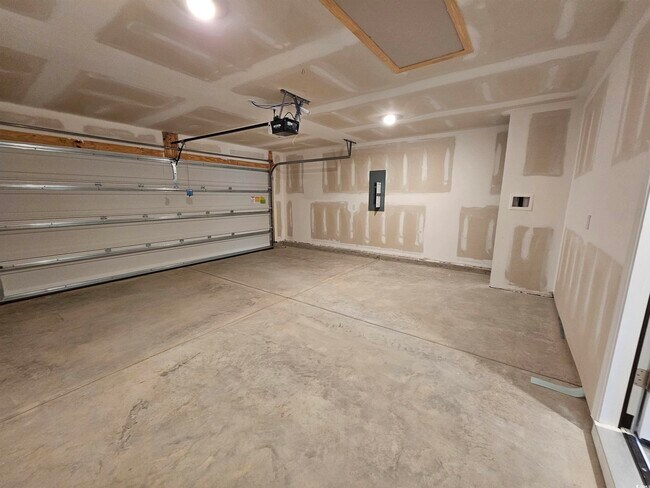 Building Photo - 374 Jeff Waters Cir