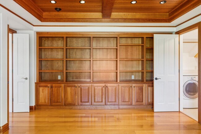 Building Photo - Beautiful, Old-World-style Home in the Heart of Central Menlo Park